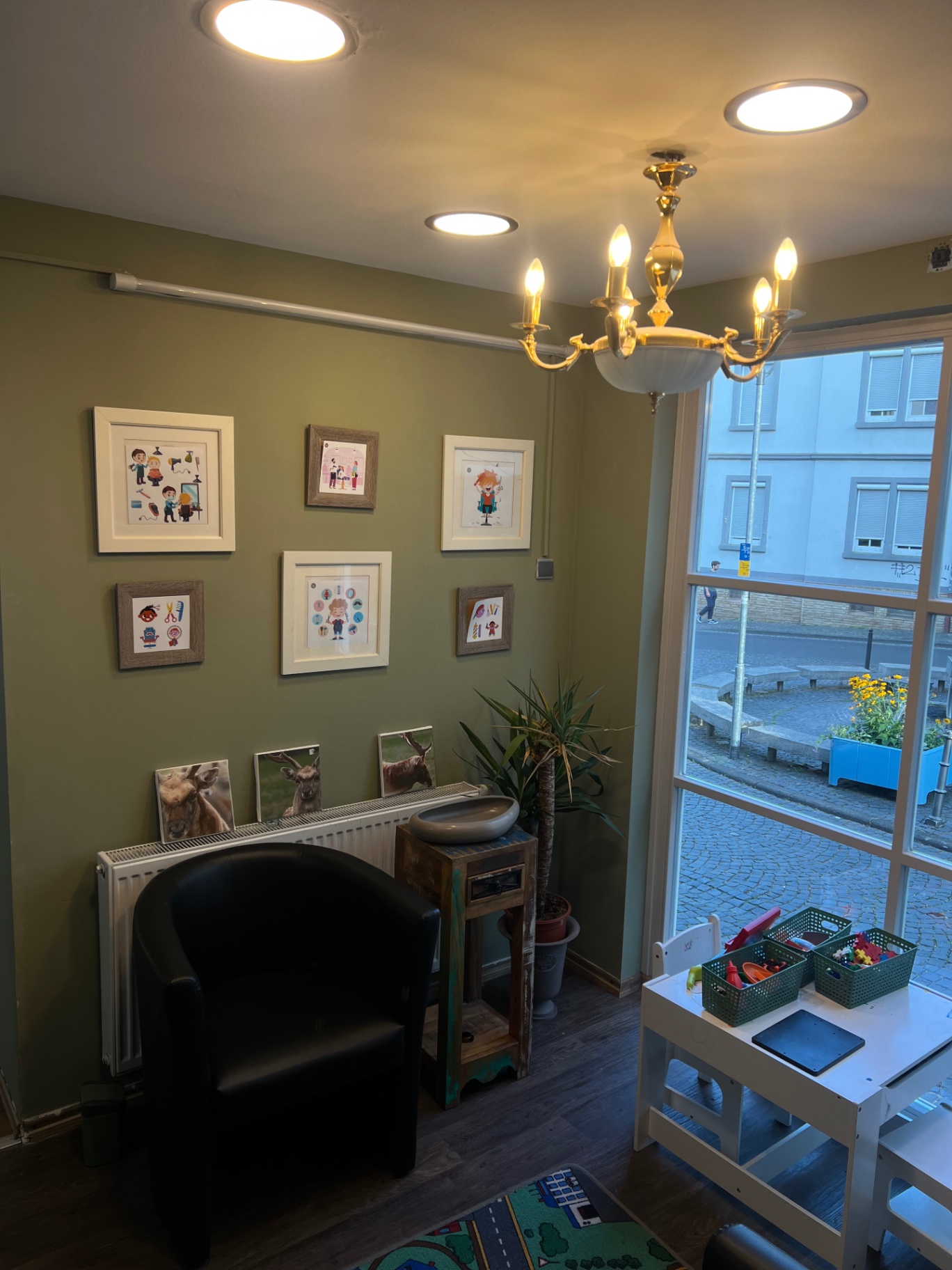 Bilderwand im Kinderbereich